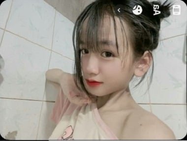 Bóp sập bướm non của Mai Nhi