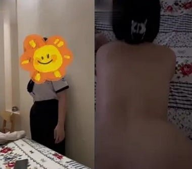 Em đang mặc quần áo học sinh và có vẻ đẹp trẻ trung